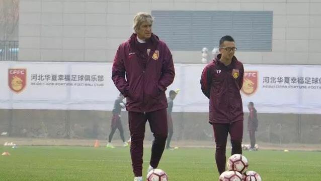 其老婆杜若溪身着一款白色低胸长款婚纱现身，好身材一览无遗，手挽丈夫严屹宽出场，尽显甜蜜。