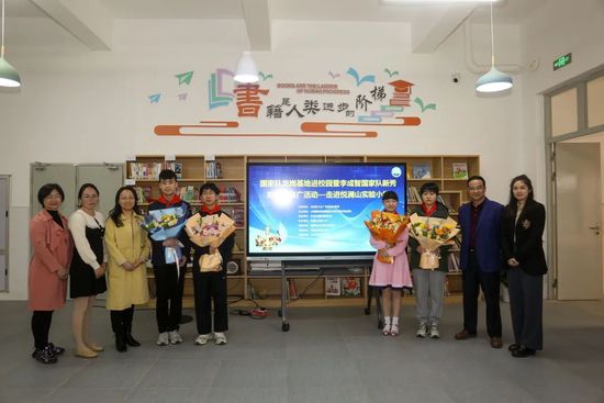 艾丽·范宁亮相戛纳首日活动 2023-05-17 当地时间5月16日，艾丽·范宁抵达法国戛纳准备参加第76届戛纳电影节，短短一天的时间从抵达酒店再到红毯，范宁疯狂变装，驾驭了四套不同的造型。