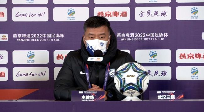 恋情甜蜜的吴奇隆难掩幸福，嘴边始终带着笑意。