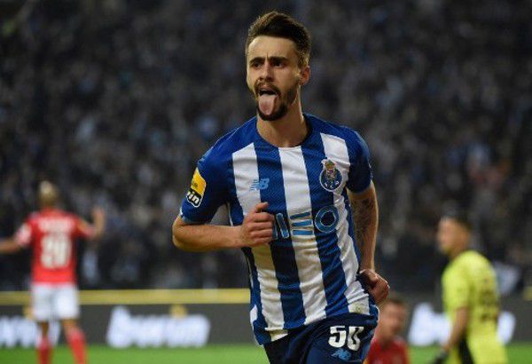 司机上前接过行李车后，杨幂一行人走向电梯。
