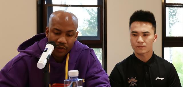 以及老谋深算的情报厅主任李鹤林（冯晖 饰）、初入情报厅单纯率真的富家小姐沈彤（林博洋 饰）、代号“养蚕人”有着多重身份的神秘人物彭永成（谷智鑫 饰）、手段狠辣的保密局行动处处长吕鹏（郑家彬 饰）、人脉广泛的进步记者朱颜君（沈佳钰 饰）等立场信仰各不相同的角色，共同在南京上演一场精彩上不封顶的谍报交锋。