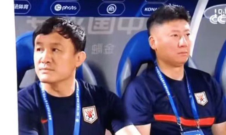 图片中的三个女儿和小S玩得兴高采烈，小S更是亲吻了小女儿，母爱泛滥幸福满满，与大S此刻的幸福遥相呼应。