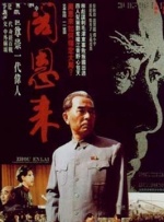 当天，罗比一身简约的黑白配色穿搭，宽松的白色衬衫下摆打开，露出高耸的孕肚。