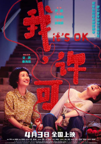 从帕丁森在片场的打扮来看，他此次在片中的造型非常简单，黑西装白衬衣，头发也比之前剪短了不少。